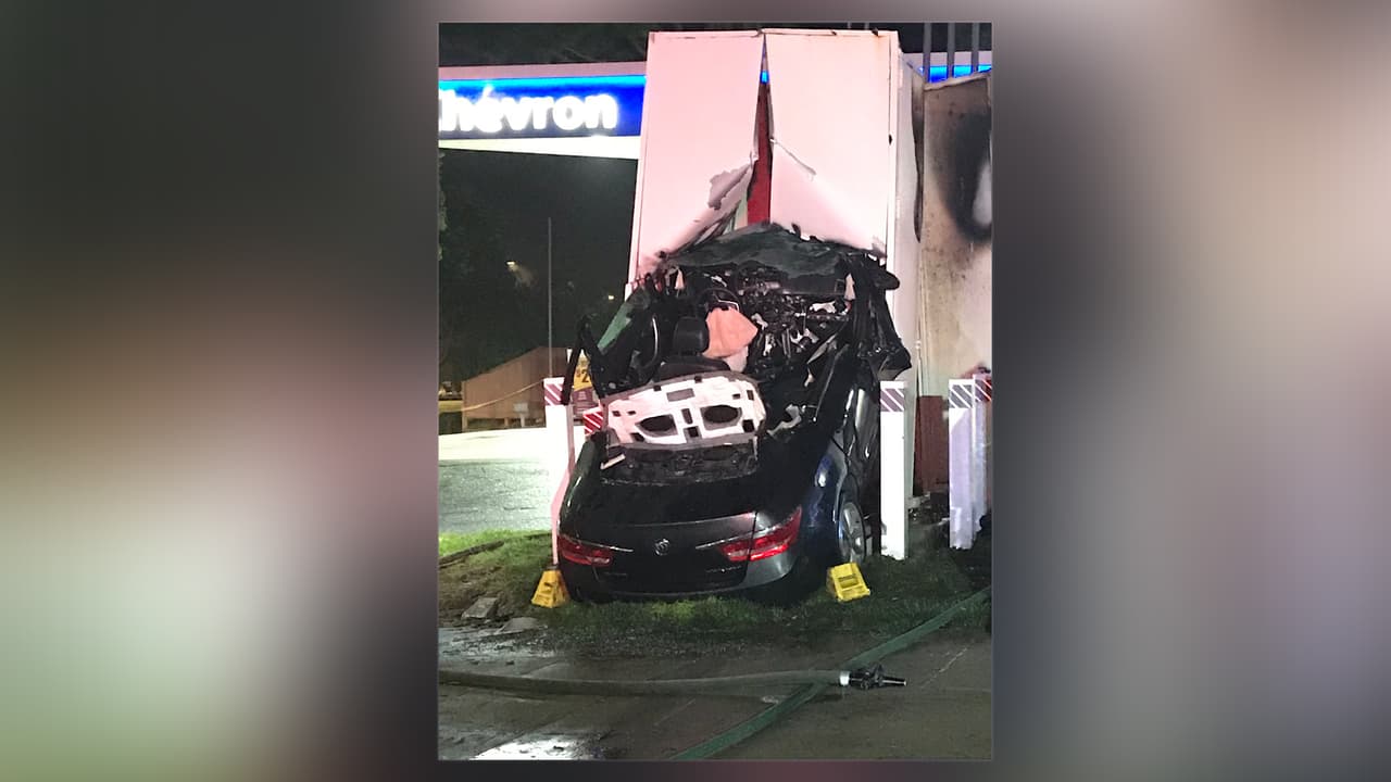 Conductor termina hospitalizado tras estrellarse contra una gasolinera en San Francisco