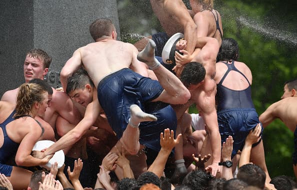 Los hombres pueden hacer esta ritual sin camisa, pero las mujeres deben estar en traje de baño.