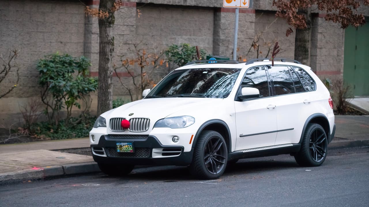 <h3 class="cms-H3-H3">30. BMW </h3>
<br>
<b>Costo promedio por 10 años de mantenimiento: 17,800 dólares</b>
<br>BMW le hace honor su reputación, colocándose como la marca más cara de mantener, con una ventaja de 4,900 dólares sobre la segunda marca con el mantenimiento más costoso. La diferencia más grande con la marca siguiente de toda la lista.