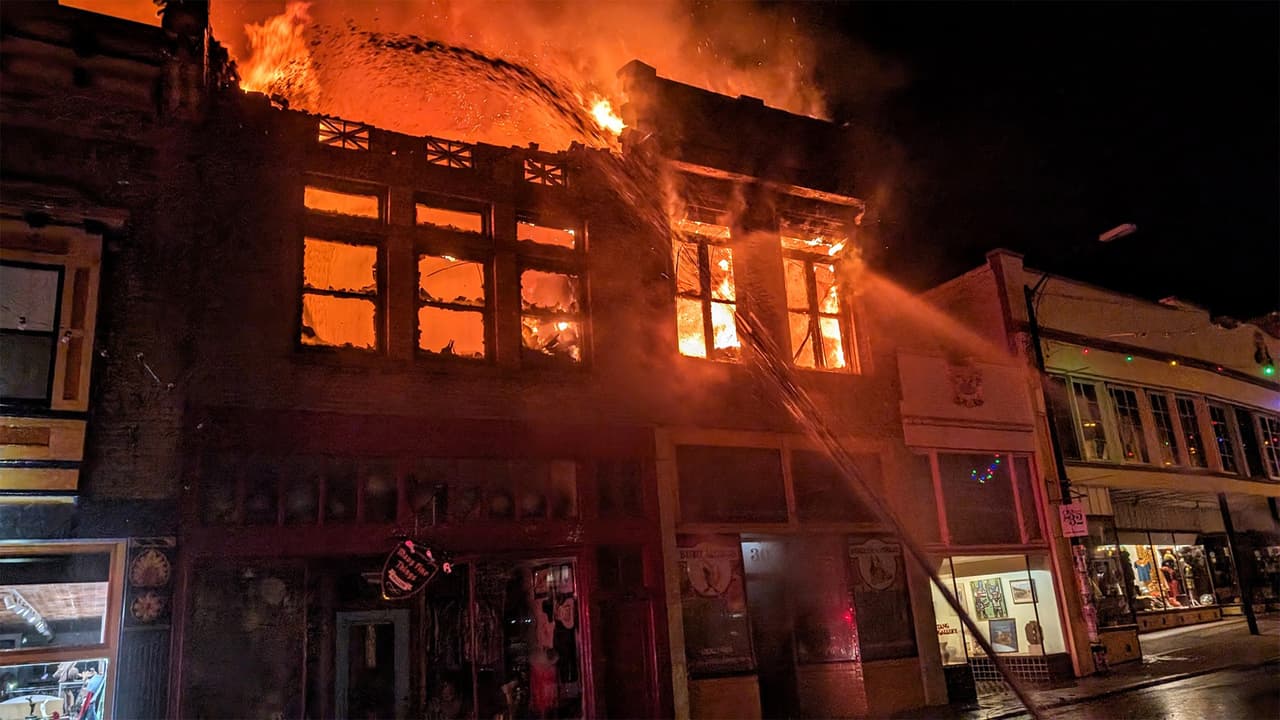 El incendio comenzó poco antes de las 10 p.m. del 14 de febrero, en los edificios que ocupan las tiendas Many Fine Things y Bisbee Olive Oil, en la histórica ciudad de Bisbee.