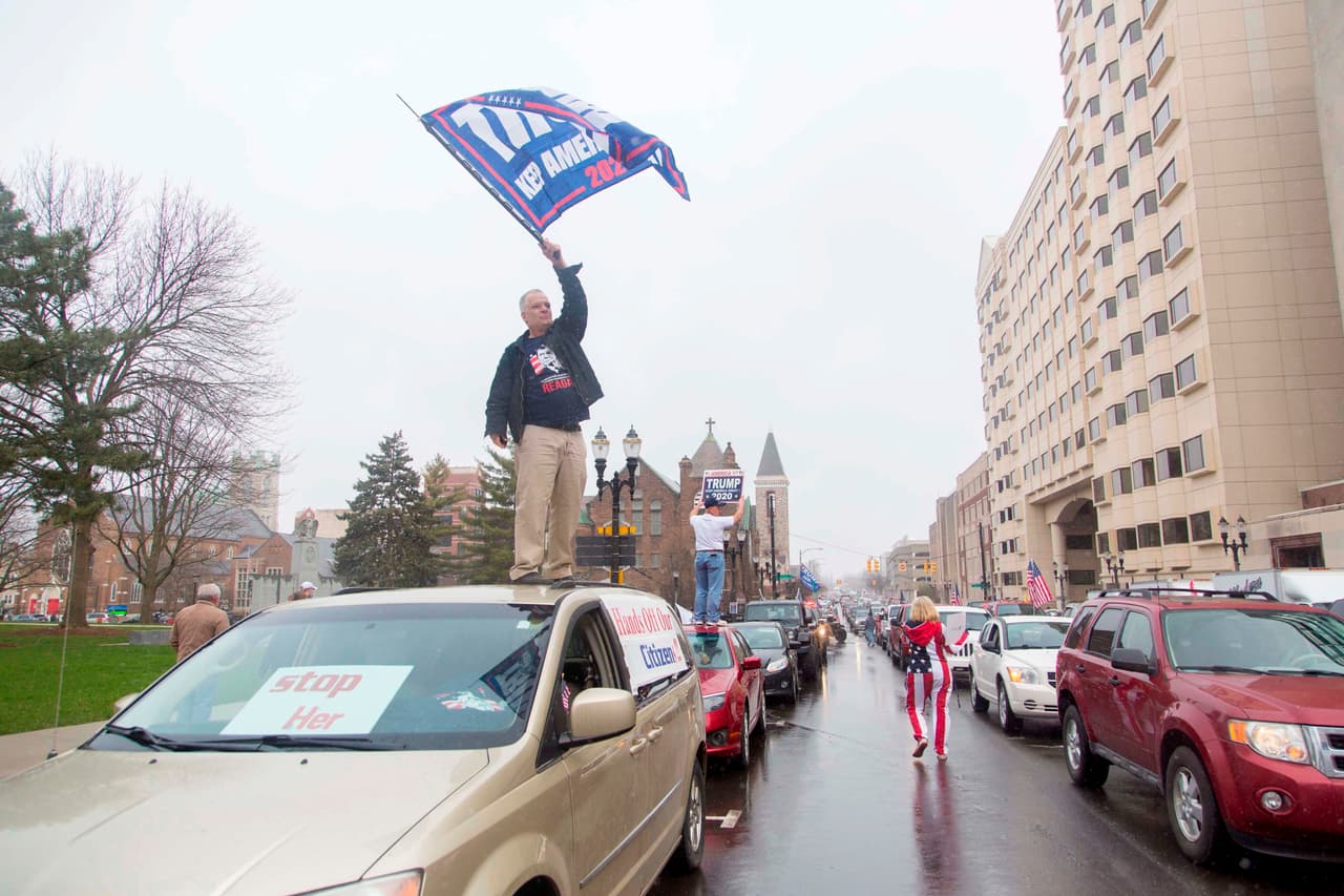 Por la protesta desfiló la carroza "Puente de la Unidad Trump", propiedad de un ciudadano de Michigan, que desde la investidura del presidente en 2016 suele acudir a actos del presidente y que para esta ocasión difundió avisos en los que invitaba a otros conductores a hacer sonar las bocinas y aprobaba la construcción del muro en la frontera con México.