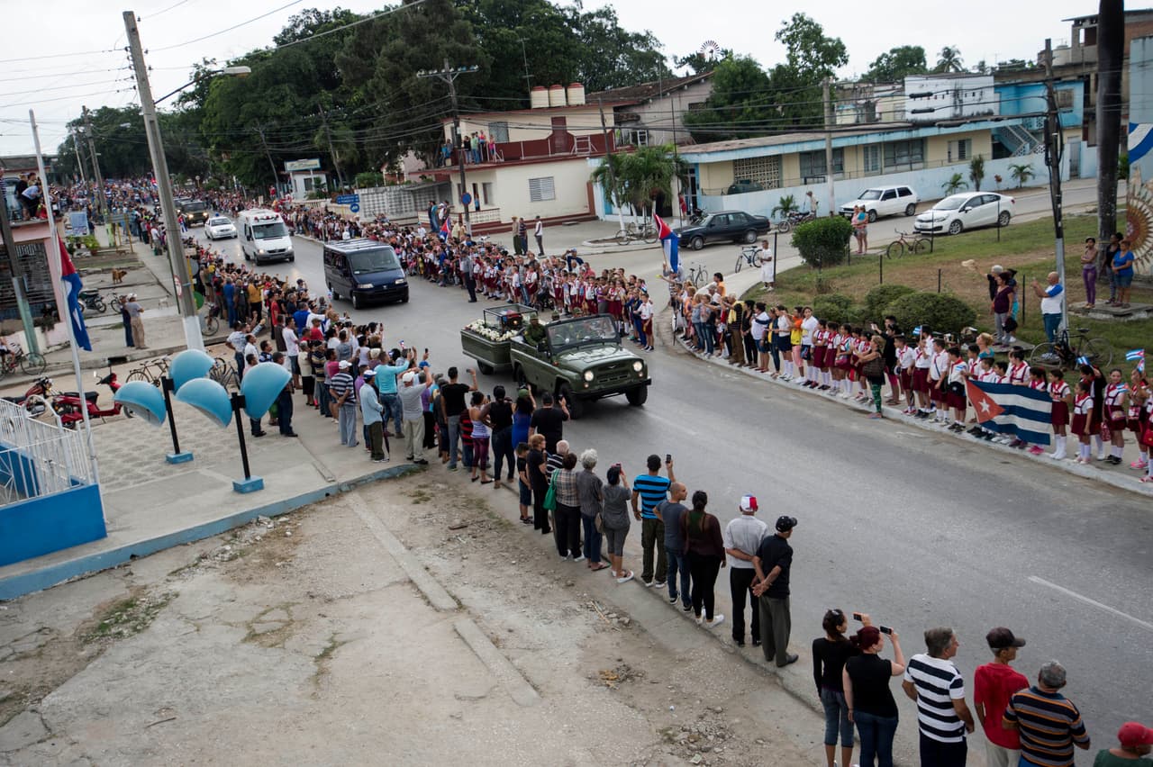 Los habitantes de Espíritu Santo, en el interior de Cuba, ven pasar la caravana con los restos del líder cubano. 
<br>