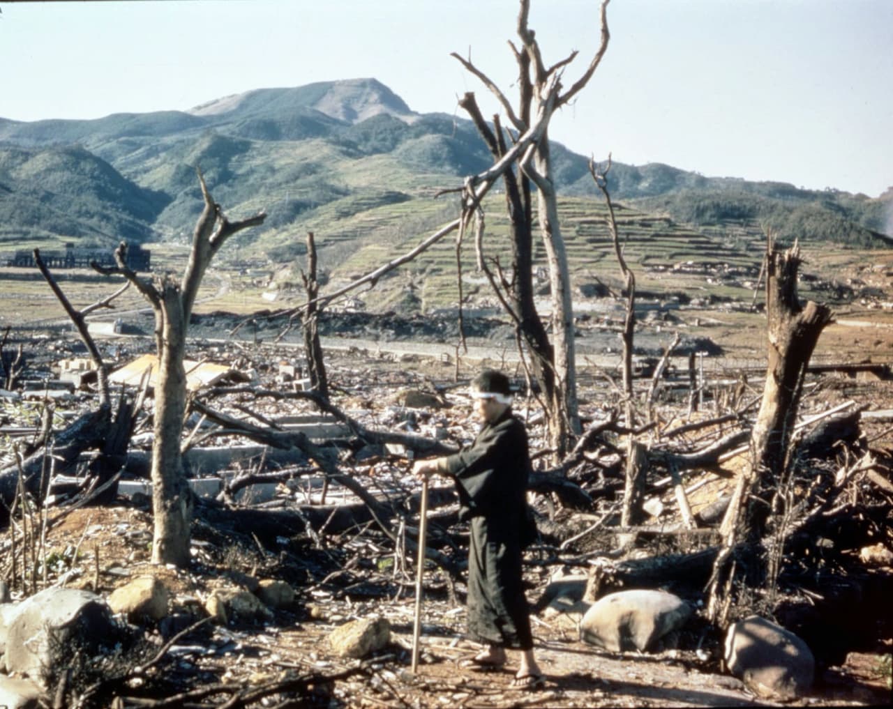 Un sobreviviente de la explosión atómica recorre los escombros de la ciudad de Nagasaki. Se estima que unas 70,000 personas murieron y otras 10,000 resultaron heridas en el último ataque nuclear de los Aliados, una medida extrema para buscar la rendición de Japón y terminar con la Segunda Guerra Mundial.