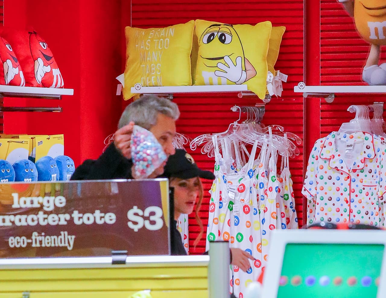 Shakira visitó M&M’S World con su hermano Tonino.