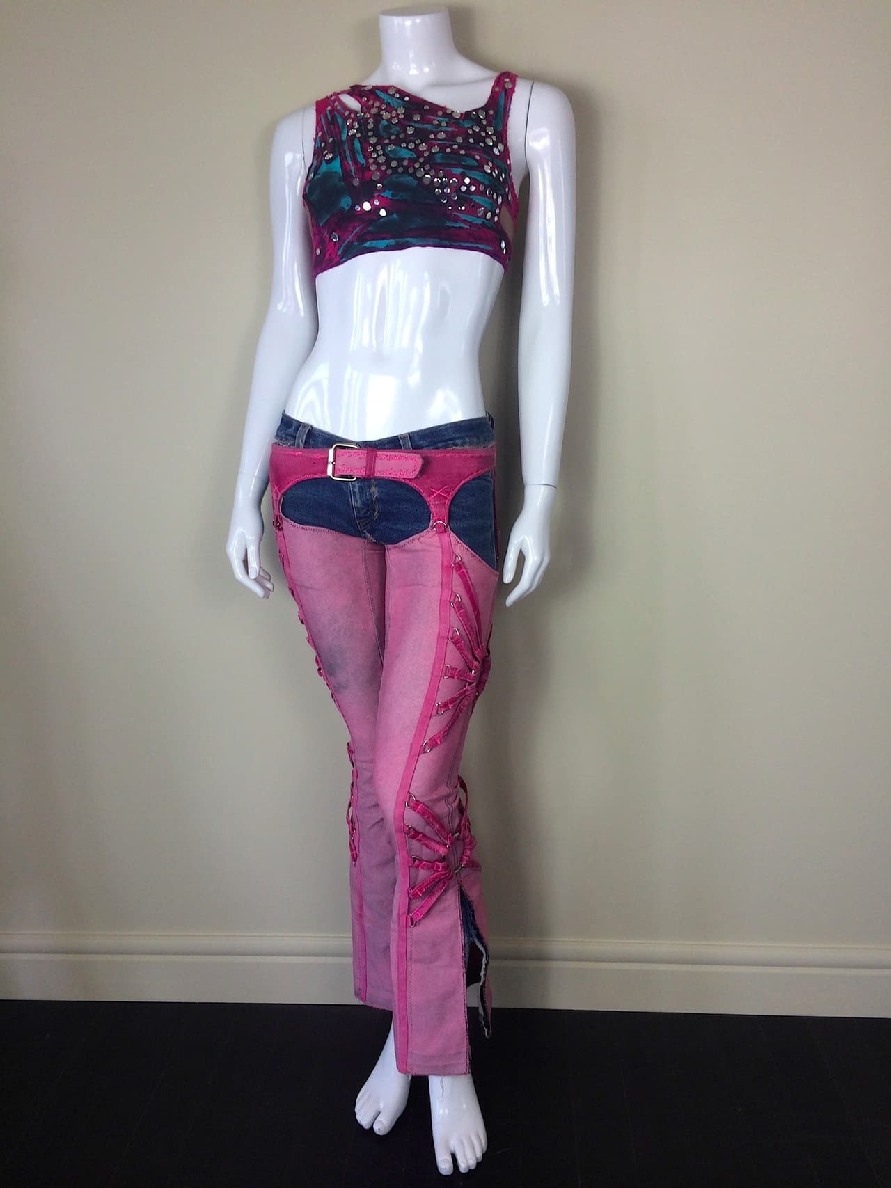 Proctor combinó estas dos piezas: el top es el que Britney Spears lució en la gira 'Dream Within a Dream' y el pantalón lo utilizó en el video que hizo con la remezcla de 'Overprotected'.