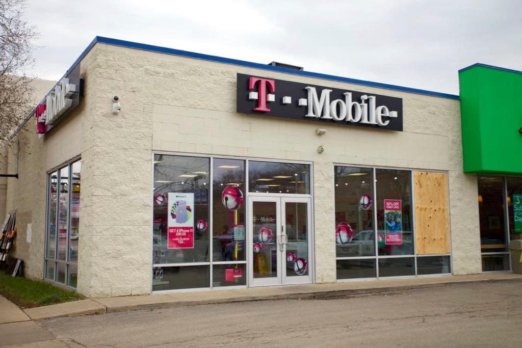 Buscan a sospechosos en serie de robos de tiendas de teléfonos celulares en Chicago; una persona ya fue detenida