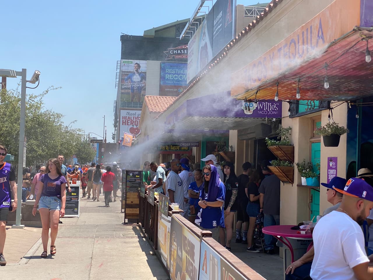 Locales del área estaban esperando ansiosos del juego DiamondBacks vs LA Dodgers, la fiesta del béisbol.