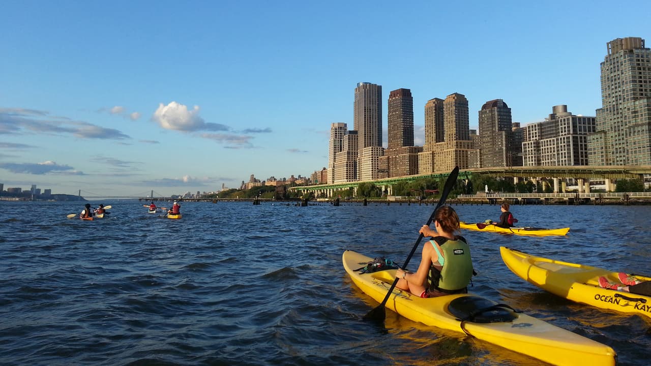 Practica kayaking en el Hudson River. Todo este verano en el Muelle 96 del Boathouse del Husdon River Park, puedes realizar en familia este divertido ejercicio ¡completamente gratis! Verifica los horarios 
<a href="https://www.manhattancommunityboathouse.org/" target="_blank">aquí</a>.