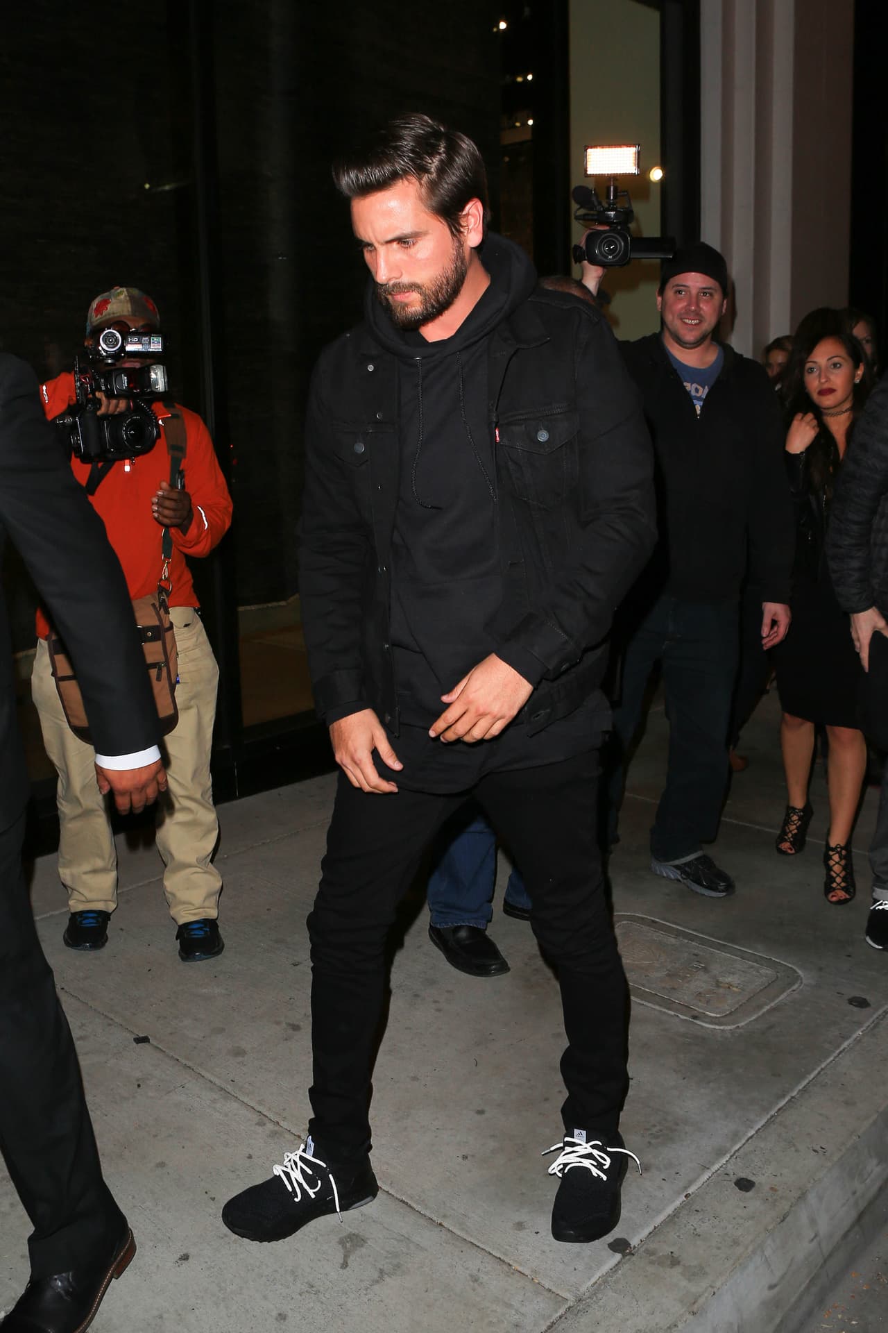 Hasta Scott Disick, quien sigue frecuentando a la familia a pesar de su separación, fue de negro.