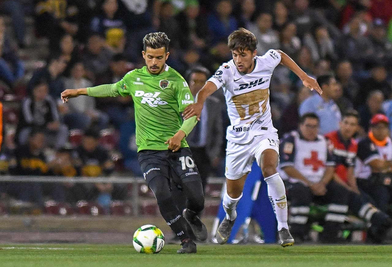 Edy Brambila (10) y Carlos Gutiérrez en una de las bandas del Olímpico Benito Juárez ya en los minutos de desgaste del segundo tiempo, con el pase a la Final de la Copa MX en mente
