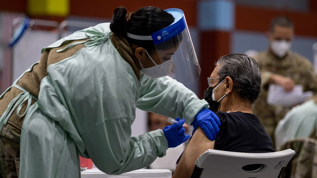 Dónde y cuándo puedes ponerte la vacuna contra el coronavirus en Puerto Rico