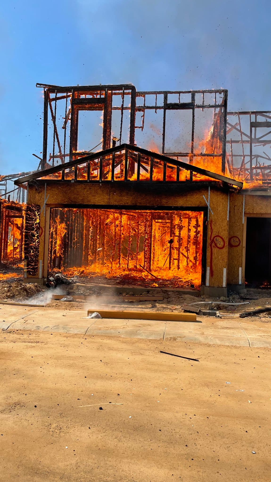 Se desconoce como inició el incendio de las viviendas en construcción cerca de Tatum y Bell Road este domingo.