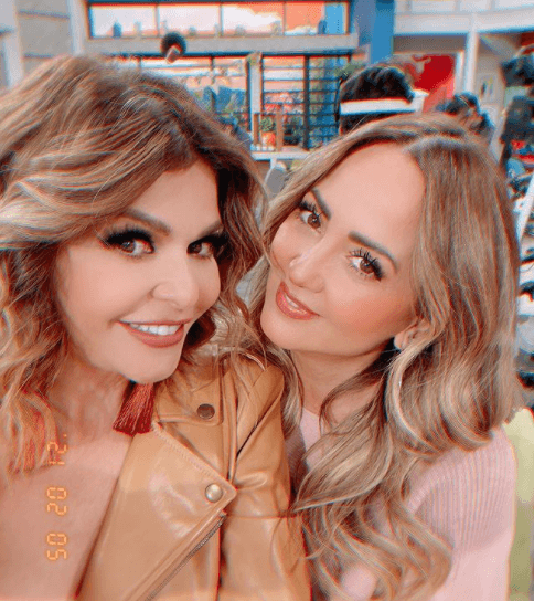 Los hijos de famosos crecen en un ambiente lleno de cámaras y reflectores, incluso algunos acompañan a sus papás a los foros contagiándose de la emoción y decidiendo seguir sus pasos.
<br>
<br>Tal como la hija de Andrea Legarreta, que ya triunfa con éxito en el medio, o la de Itatí Cantoral, que brilla en redes sociales.