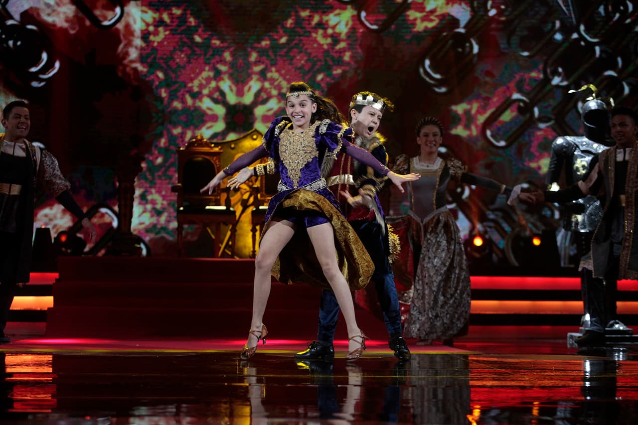 En esta ocasión, la pareja de baile interpretó una coreografía que contó con una ambientación medieval, los niños fueron los primeros en llevarse una calificación perfecta.