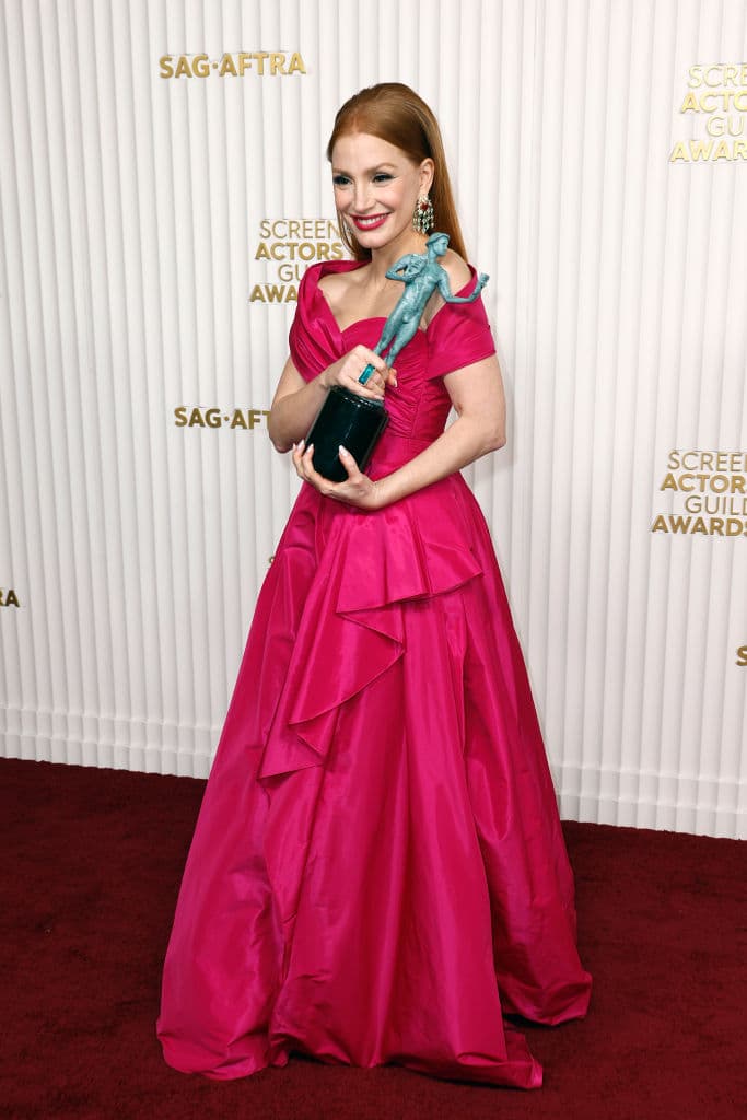 <b>Jessica Chastain </b>
<br>
<br>La actriz cautivó miradas con un vestido Zuhair Murad de una falda amplia y un drapeado asimétrico en el área de los hombros. Para completar el look, usó aretes del mismo color, pero un anillo verde.