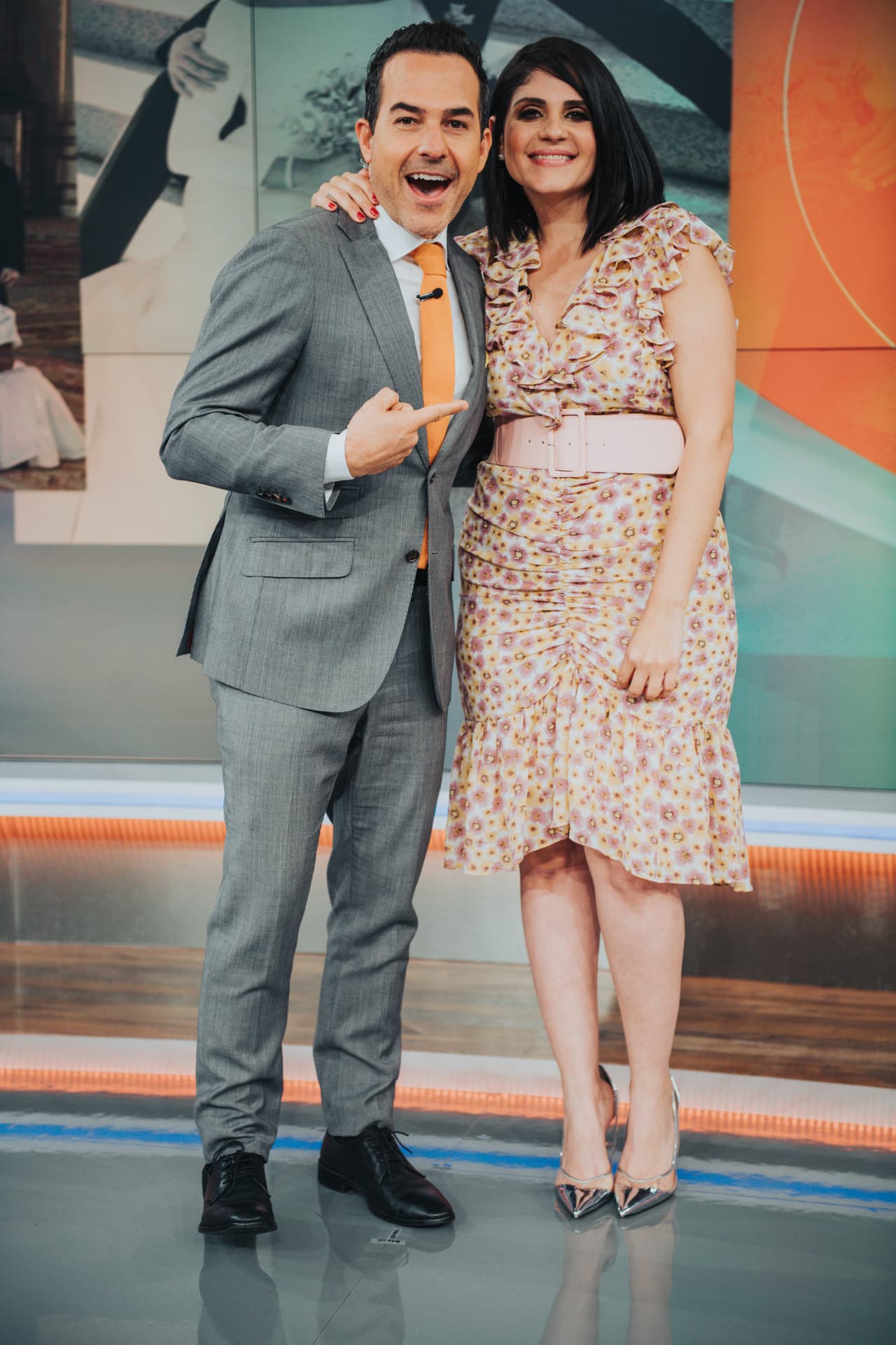 Carlitos Calderón siempre tan caballero. Aquí lo vemos con nuestra reportera Astrid Rivera.