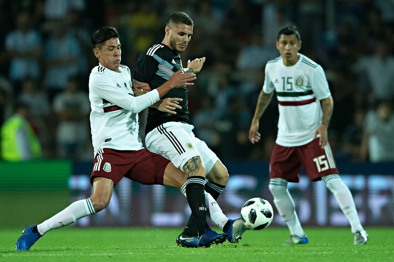 Mientras Julio 'Cata' Domínguez (15) miraba, Edson Álvarez batallaba para detener a Mauro Icardi de Argentina. En esta escapada, al minuto 1, se generó el primer gol del partido, ante la floja marca.