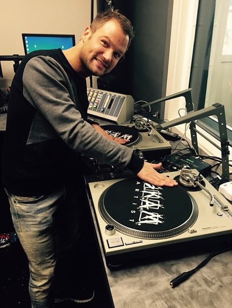 Ocupa el lugar 15 del Top 100 de la DJMag. Con su single debut 'Till The Sky Falls Down', logró conquistar al mundo.