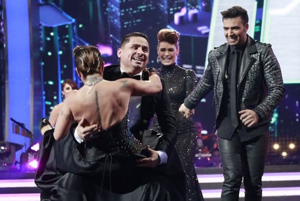 Ahora, bájala con cuidado, don Larry...