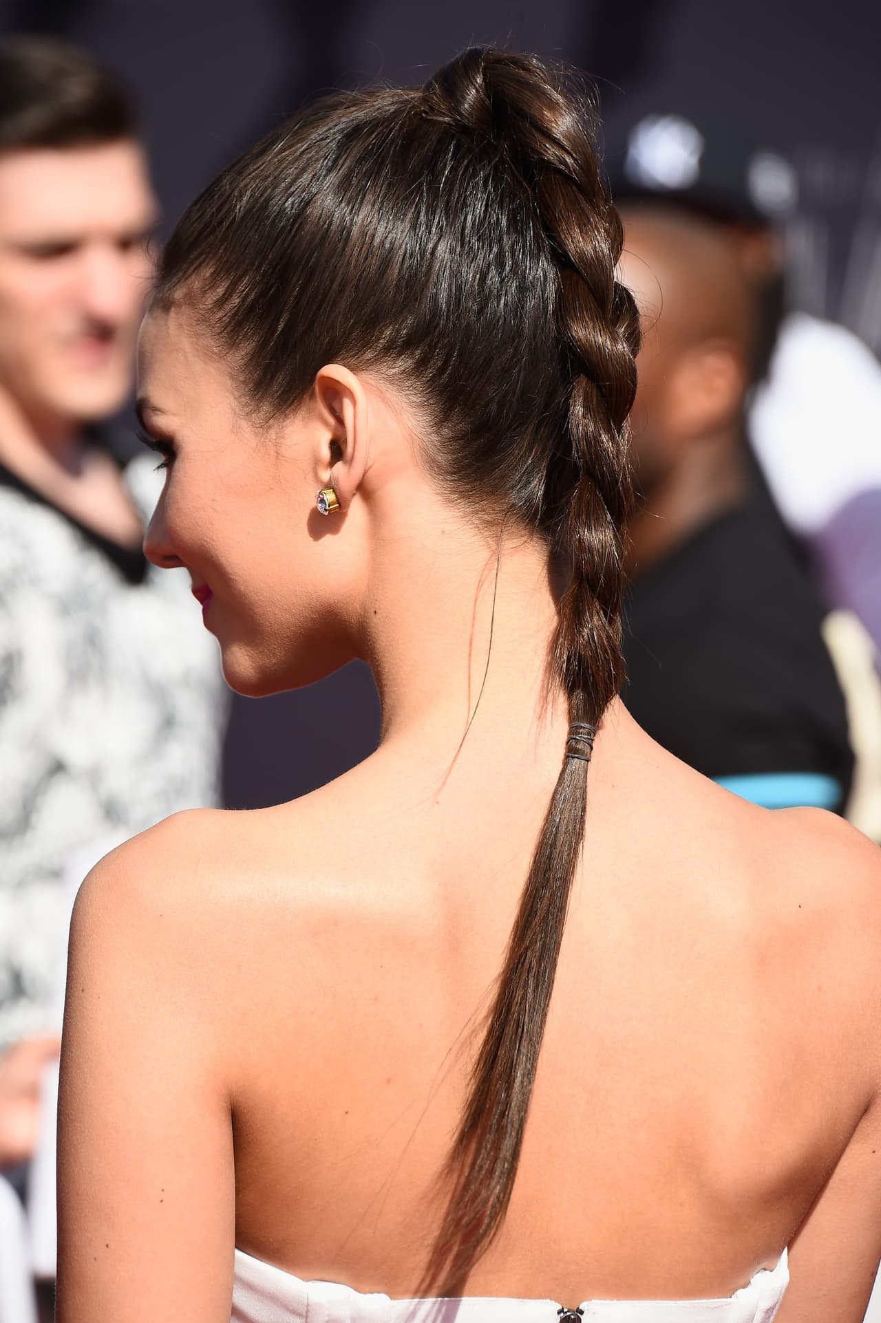 Victoria Justice lució una 'ponytail' muy relamida pero en vez de dejar su cabello suelto, se hizo una trenza.