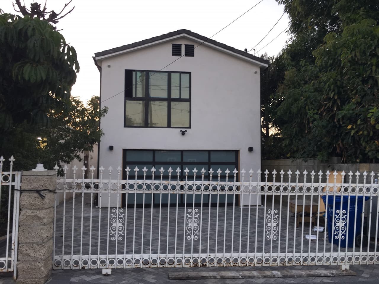 A un costado está otro inmueble más parecido a los que reciben al 'Apóstol de Jesucristo': tiene cuatro habitaciones, cuatro baños y es valorado en $563,000. El líder religioso la adquirió en 2005 por $460,000 y le ha hecho importantes remodelaciones en los últimos años.