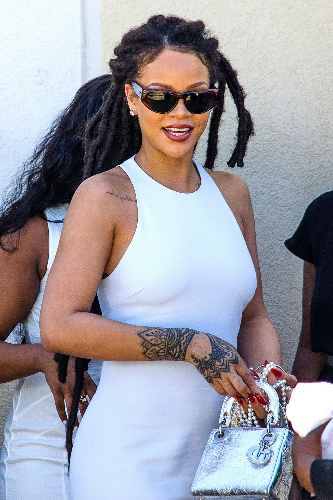 Lució súper guapa con sus rastas y un vestido blanco.