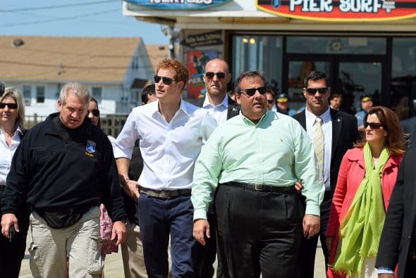 El príncipe Enrique de Gales visitó comunidades afectadas por el huracán Sandy en el estado de Nueva Jersey para ver los esfuerzos de reconstrucción.