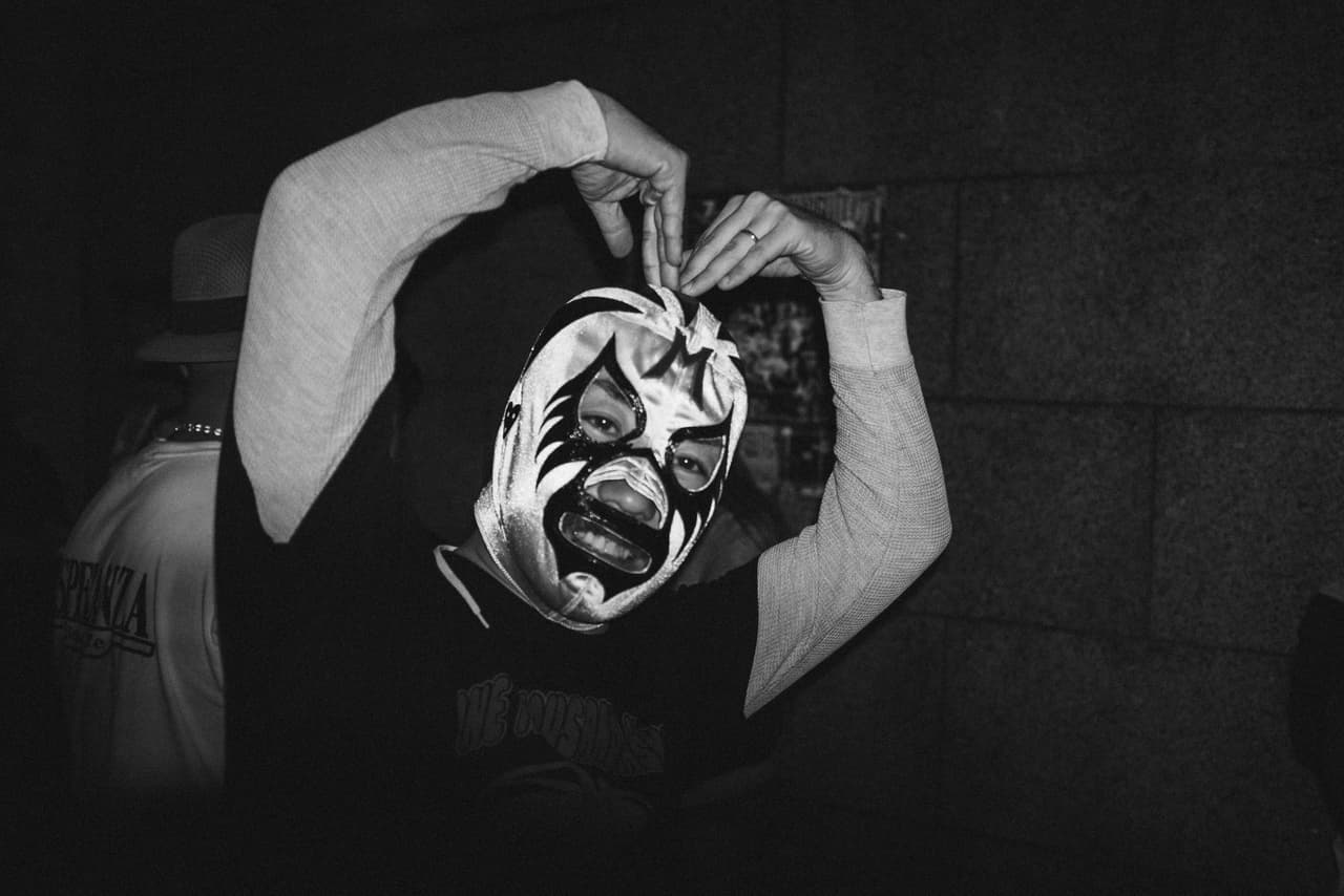 Algunos grupos de Japonés están fascinados con la cultura chicana de California.