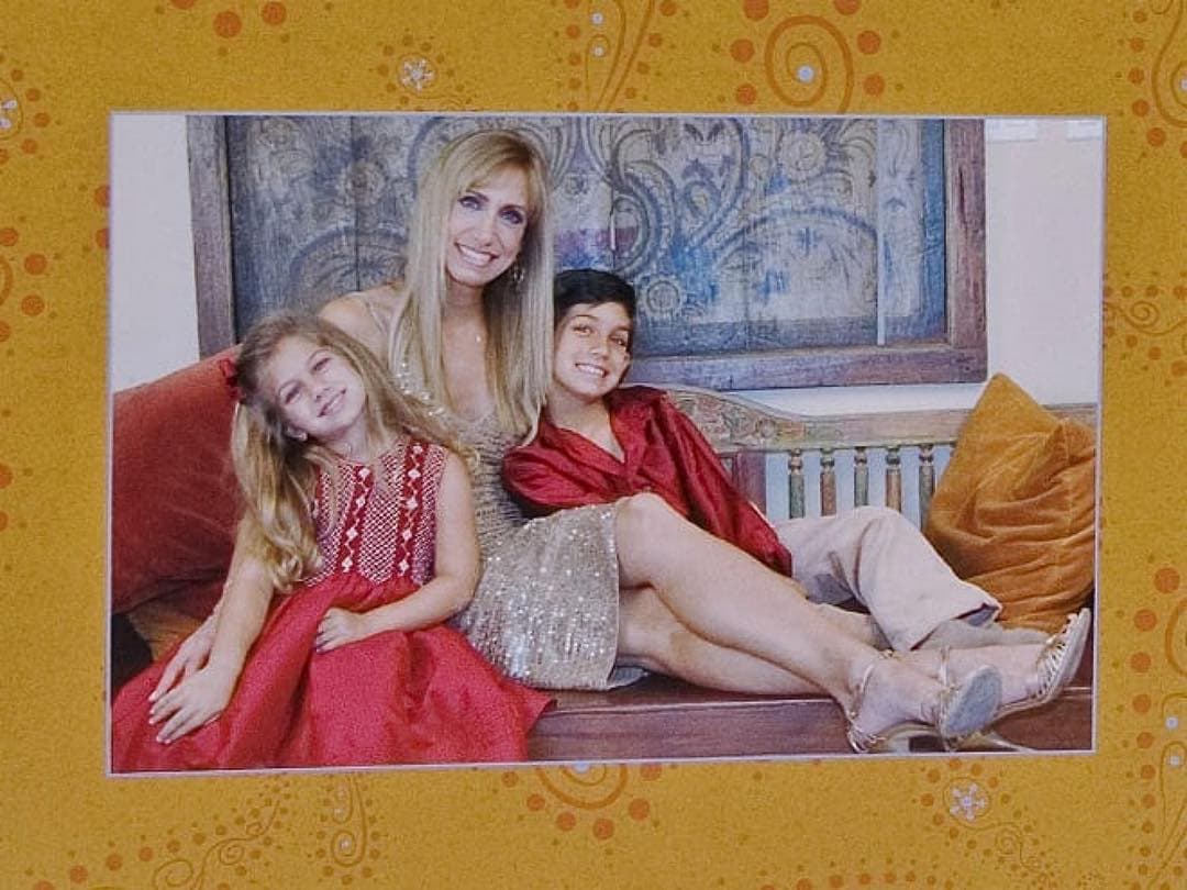 "El tiempo pasa, pero quedan las fotos", redactó nuestra querida 'Flaca' junto a esta imagen en la que sus dos hijos lucen llenos de felicidad entre sus brazos.