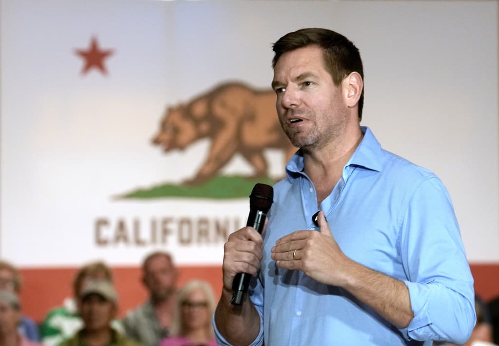Agentes federales registran una mansión en Beverly Hills en el marco de una investigación contra el excongresista Eric Swalwell