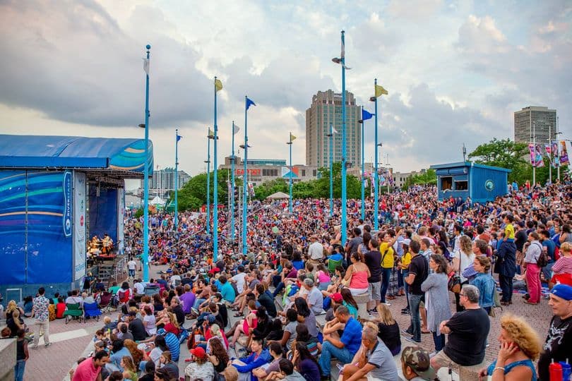 <a href="https://welcomeamerica.com/event/pershings-own-5/"><b>Pershing’s Own Concert and Waterfront Fireworks at Penn's Landing (2 de julio)</b></a>. Emocionantes fuegos artificiales del sábado por la noche sobre el río Delaware coronan un espectáculo patriótico a cargo de Pershing Own del Ejército de EE. UU. en Penn's Landing.