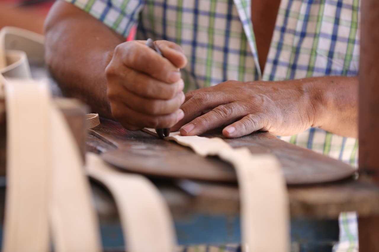 Desde huaraches hasta sillas demontar son elaborados artesanalmente en esta región de Mazatlán.