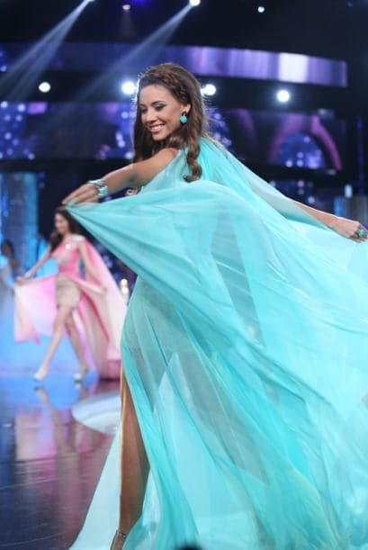 Acompañadas de Yazaira, la ganadora de Va Por Ti, las chicas de Nuestra Belleza Latina desfilaron trajes de alta costura de parte de los diseñadores Wilfredo Gerardo, Prince Julio Cesar, Benito Santos, David Salomón, Carlos Alberto y Douglas Tapia ¿Cuál fue tu favorito?