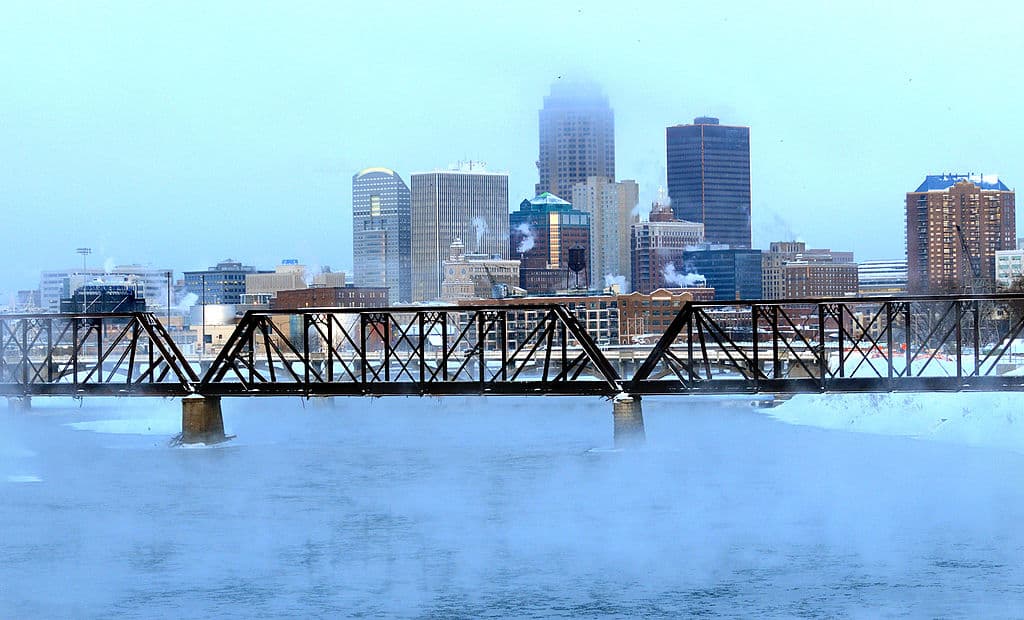 <b>Lugar 12 | Des Moines, Iowa</b>
<br>
<br>Esta ciudad posee elegantes casas coloniales y de estilo Tudor construidas a principios del siglo XX se esconden en vecindarios tranquilos cerca del 'downtown'. Su mejor evaluación fue la del 
<a href="https://www.univision.com/noticias/estados-unidos/oportunidades-ciudades-mas-menos-oferta-empleo-estados-unidos-2022-fotos" target="_blank">mercado laboral</a> con de 6.7/10. En esta ciudad, 
<b>el pago promedio del alquiler mensual es de $935.</b>