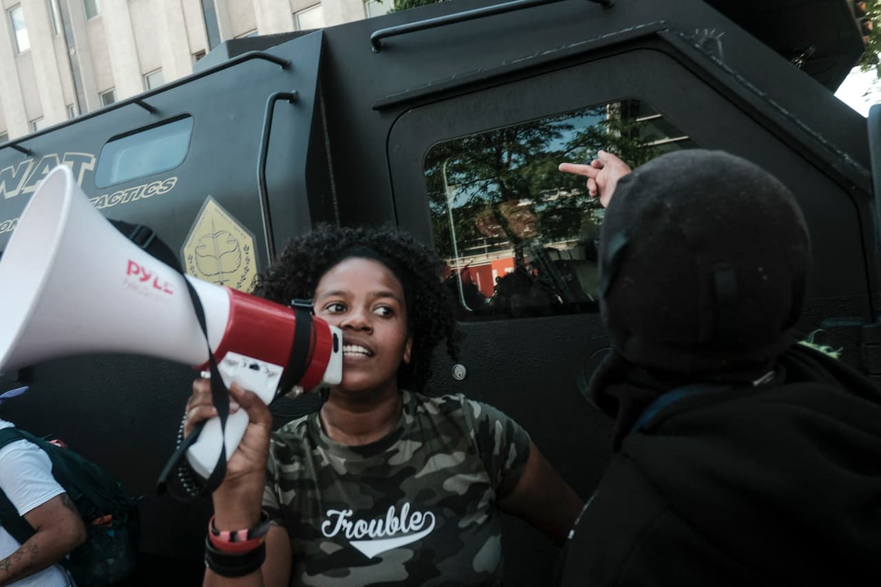 Los manifestantes produjeron algunos desórdenes, con quema de contenedores de basura y daños a equipos pesados de la policía que disparó gases lacrimógenos para repeler la multitud.