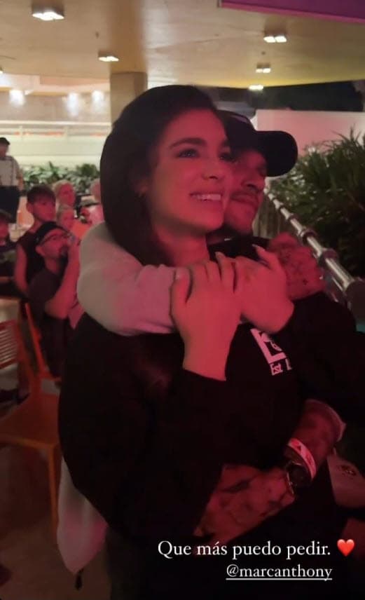 Los cinco disfrutaron del parque de diversiones y en esta imagen los enamoraron observan los fuegos artificiales del tradicional desfile nocturno de Disney World.
<br>