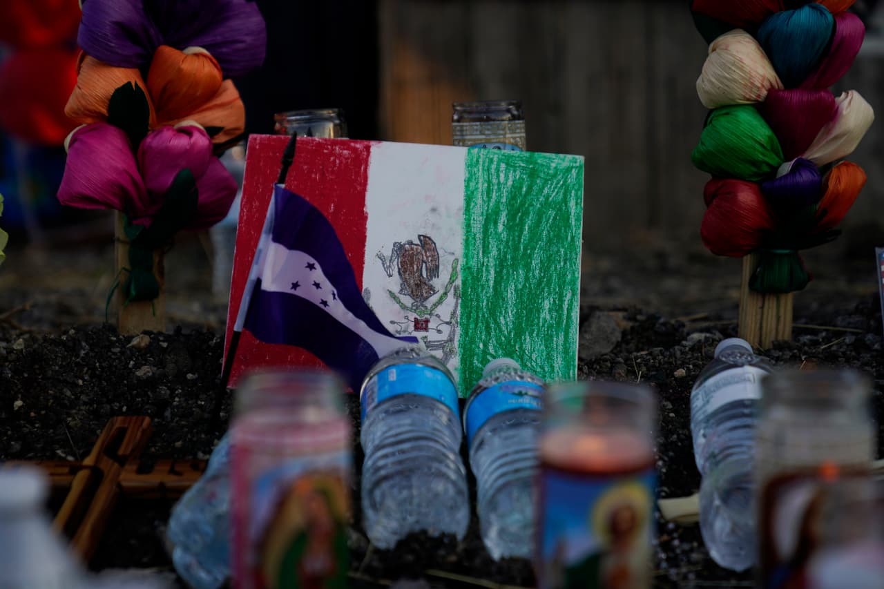 Sobre el sospechoso que conducía del camión, 
<a href="https://www.univision.com/local/san-antonio-kwex/es-presentado-en-corte-uno-de-los-arrestados-en-el-incidente-que-dejo-51-inmigrantes-muertos-video">Homero Zamora, fue presentado este jueves ante una corte</a> de Distrito del Oeste de Texas. La jueza a cargo le leyó sus derechos y acusaciones, y le dijo que podría enfrentar la pena capital. Se espera que el próximo miércoles, en una nueva comparecencia, sea definida la fianza.