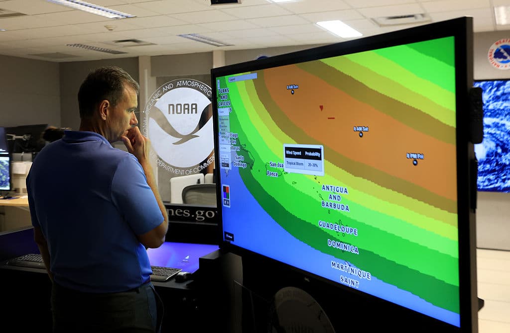 Por su trabajo pionero en el desarrollo de nuevos sistemas de pronóstico y alerta de marejadas ciclónicas, Rhome recibió el premio Isaac Cline del Servicio Meteorológico Nacional de 2016, la Medalla de Oro del Departamento de Comercio de 2017, el Premio del Administrador de la NOAA de 2019, la prestigiosa medalla al Servicio a América de 2019 (“Sammie”) y el Premio Regional Cline del Servicio Meteorológico Nacional de 2021.