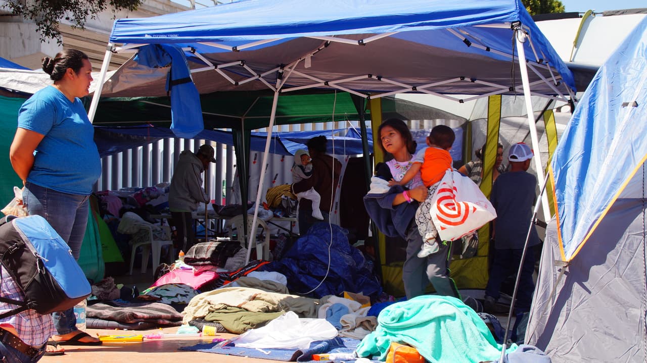 Cinco días bajo carpas: más del 50% de la caravana migrante logra entrar a EEUU para pedir asilo
