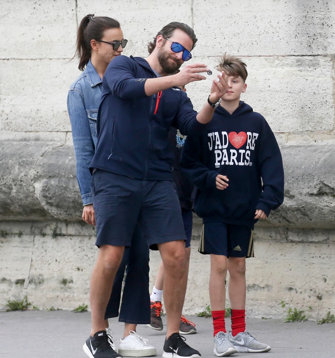 Pero al parecer los jovencitos sólo querían foto con el actor, no con la modelo.