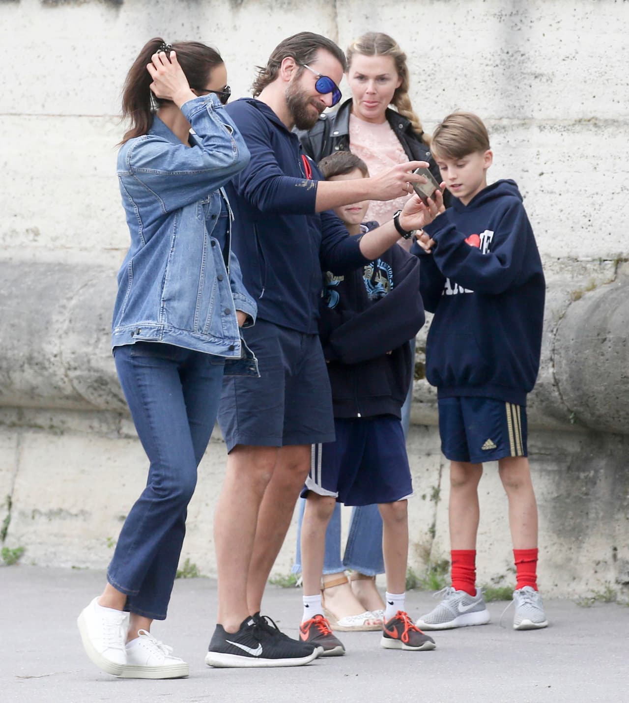 Bradley accedió muy amable, mientras la mamá de los chicos lo veía con... mucha atención.