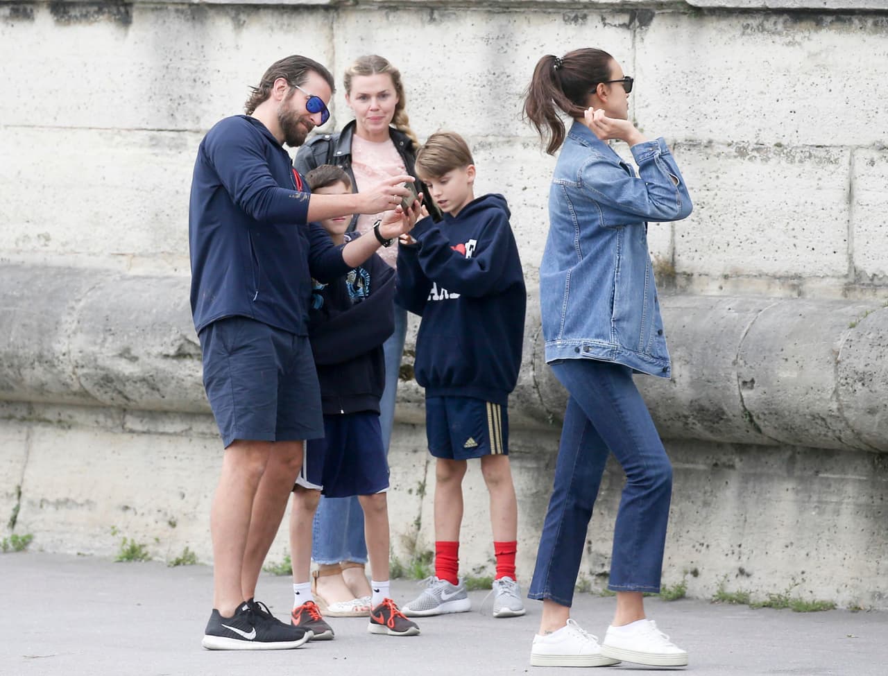 "Bueno, yo te espero aquí adelantito, ahí cuando acabes..." parece que dice ella.