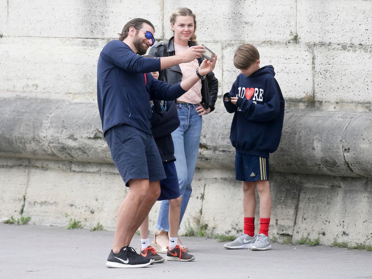 Mientras, el actor nominado al Oscar seguía sacándose otra foto con los chicos.
