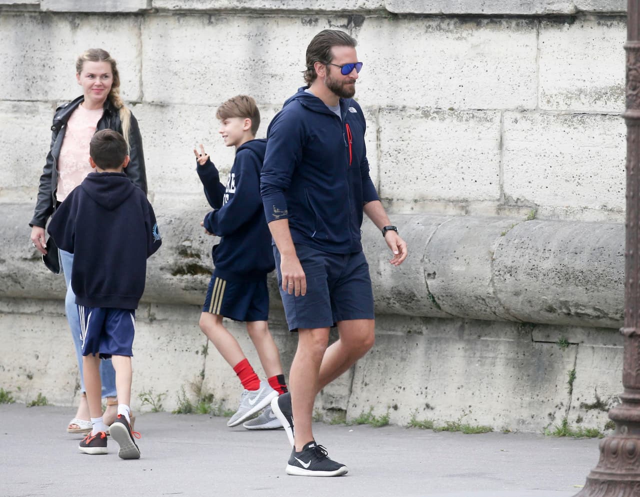 Después de agradecerle, todos siguieron su camino.