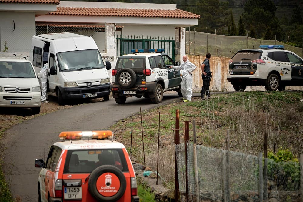 Un dispositivo de aproximadamente 100 personas comenzó la búsqueda de la esposa y el hijo desaparecidos. Durante el operativo, en el que participaron dos helicópteros, encontraron un reloj, lo que les hizo sospechar que pudieran estar cerca. Poco después descubrieron los dos cuerpos en una cueva. Agentes que conocen detalles del incidente explicaron al diario ABC que 
<b>lo que hallaron en el interior de la cueva fue "una carnicería".</b>