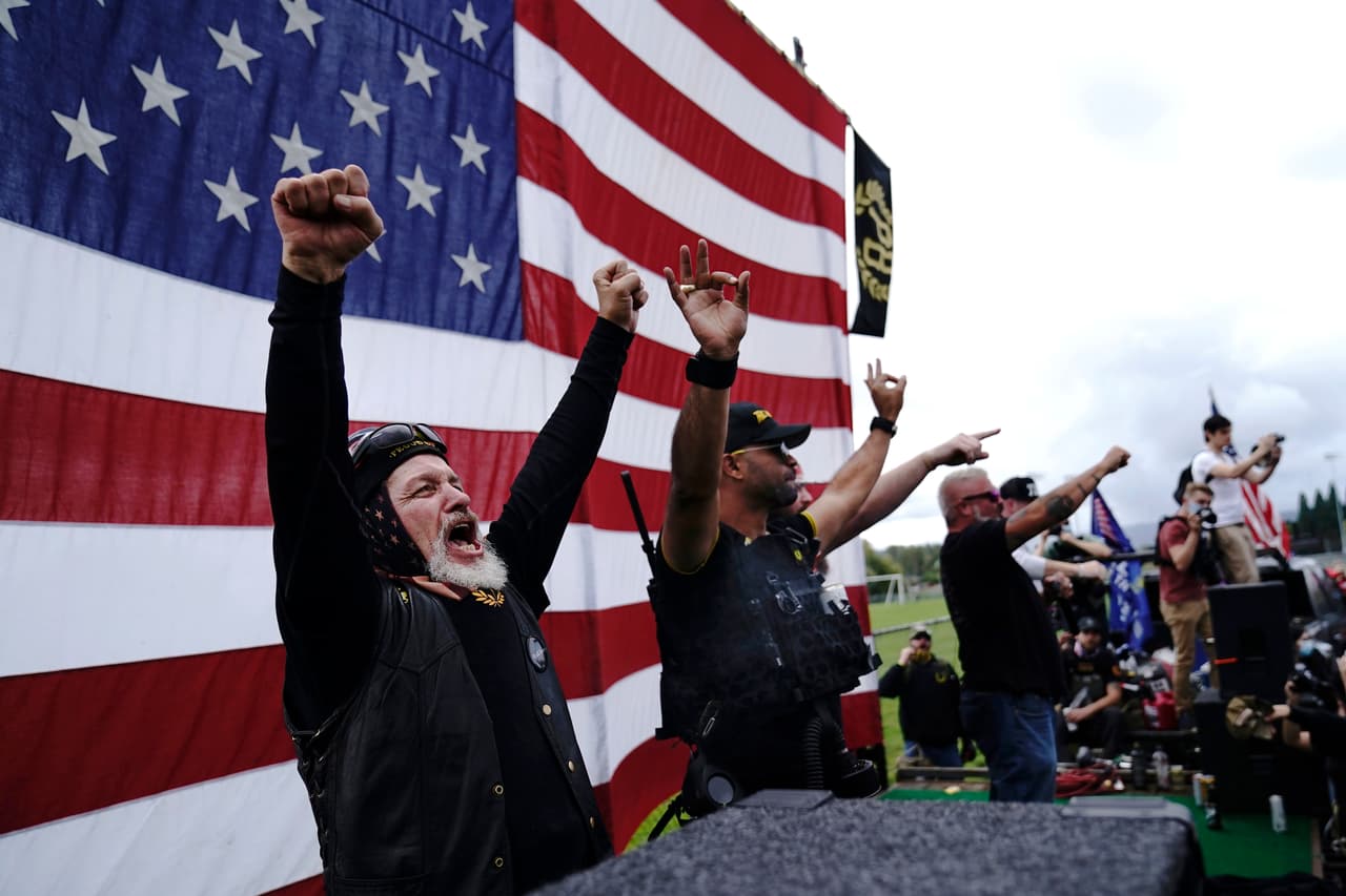 Miembros del grupo Proud Boys celebran tras 
<b>reivindicar sus convicciones contra organizaciones de izquierda durante un mitin en Portland. </b>
<br>
<br>