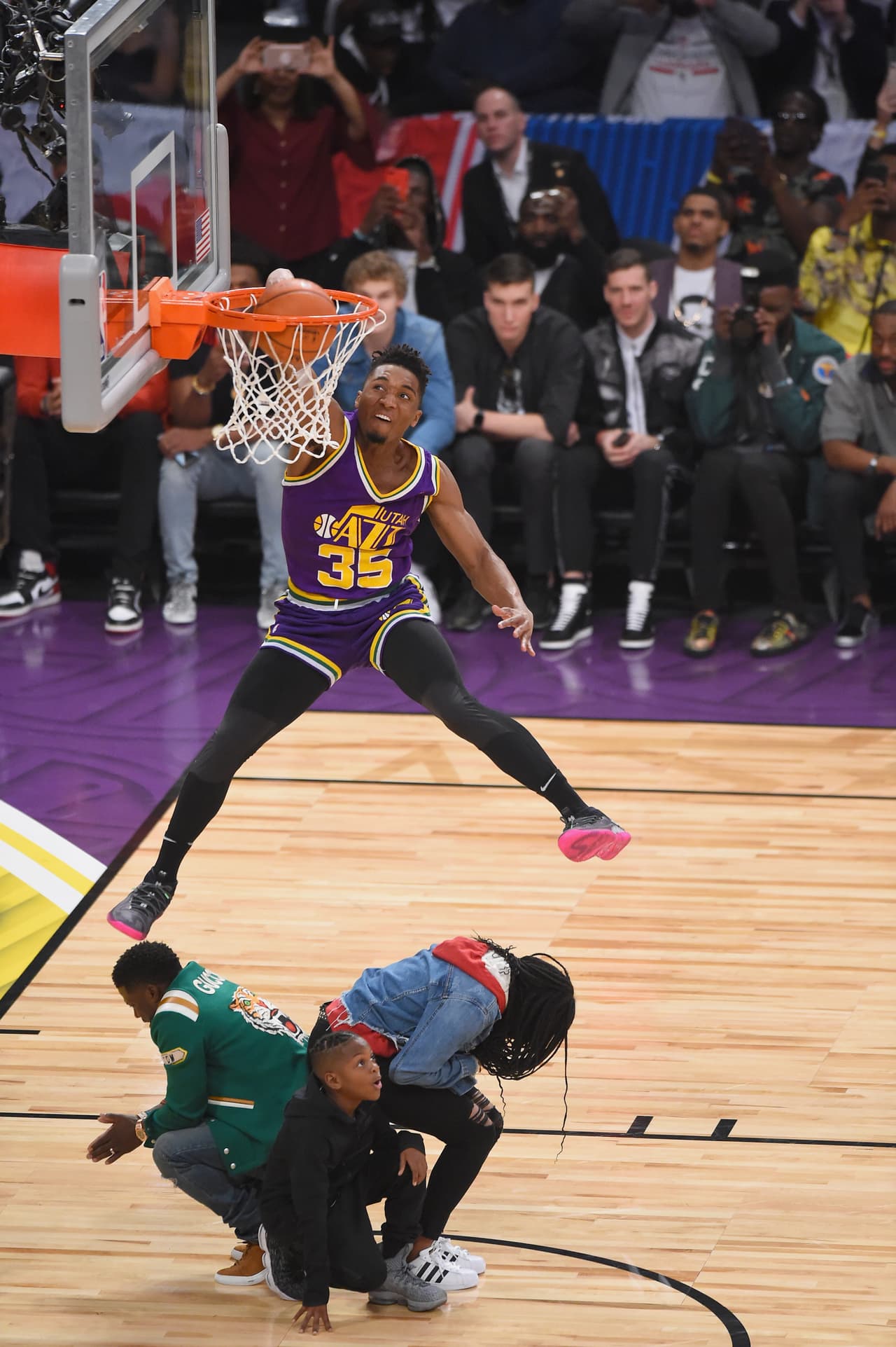 Donovan Mitchell, jugador del Utah Jazz, se convirtió en campeón del concurso de clavadas al vencer a Nance Jr. por 98-96. Te presentamos las mejores ejecuciones de la noche.