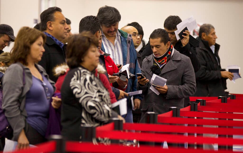 El caso de la doctora deportada cuando regresaba de vacaciones: tenía unas fotos polémicas en su teléfono