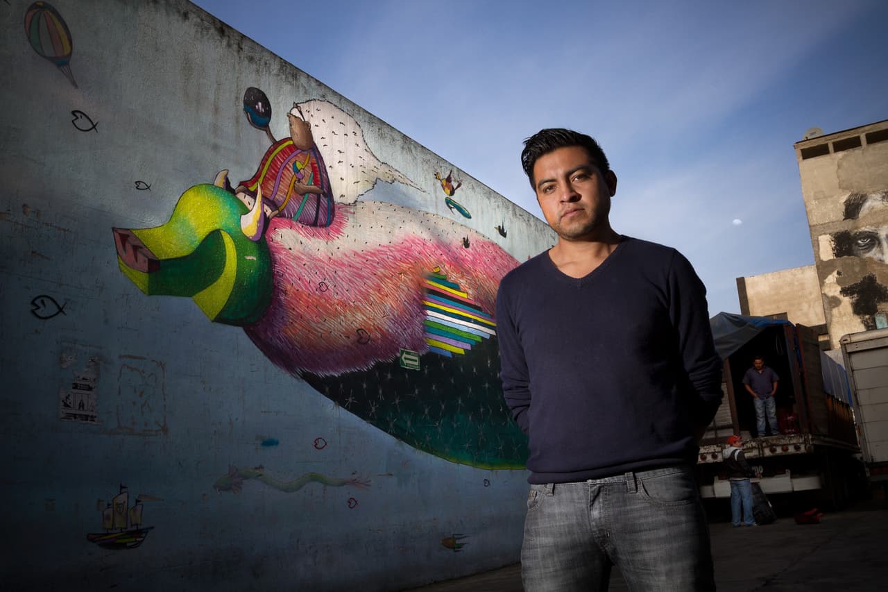 Spaik en frente de su mural.