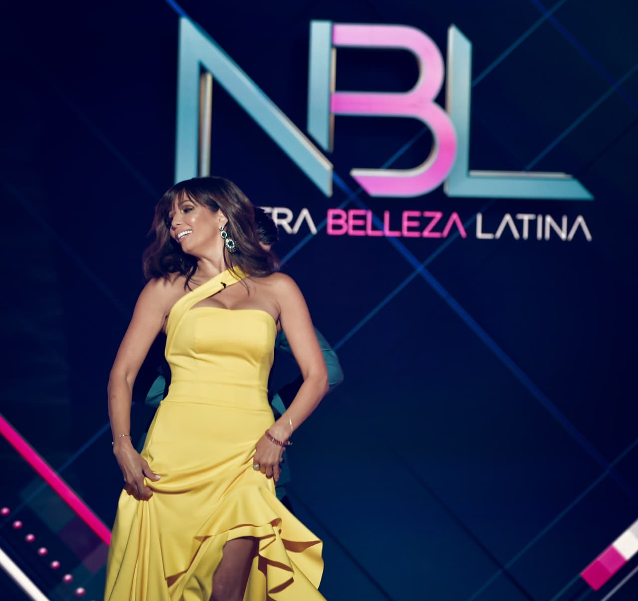 Ni tarda ni perezosa, la presidenta del jurado también mostró sus habilidades.